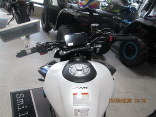 CFMOTO 675NK Negra y Blanca