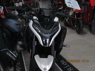 CFMOTO 675NK Negra y Blanca