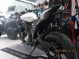 CFMOTO 675NK Negra y Blanca