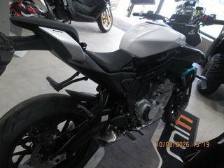 CFMOTO 675NK Negra y Blanca