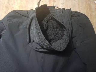 Parka nera con cappuccio