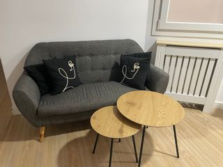 Sofá gris y 2 mesitas redondas madera