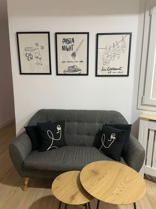 Sofá gris y 2 mesitas redondas madera