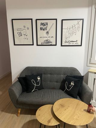 Sofá gris y 2 mesitas redondas madera