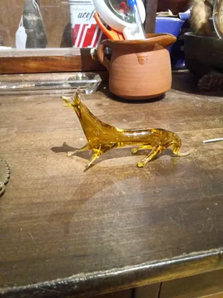 Figurita de vidrio de tono ámbar