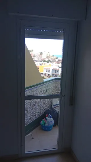 Puerta blanca ,aluminio y cristal , con premarco