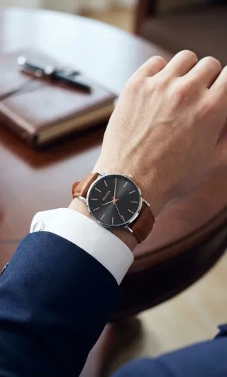 Reloj elegante con correa de cuero sintético