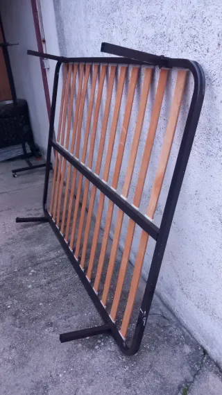 Somier de cama metálico con lamas de madera