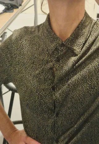 Camisa manga corta estampada beige y negra