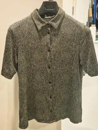 Camisa manga corta estampada beige y negra