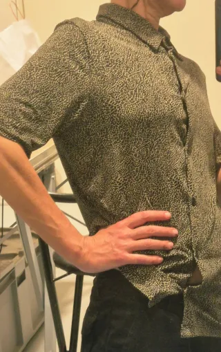 Camisa manga corta estampada beige y negra