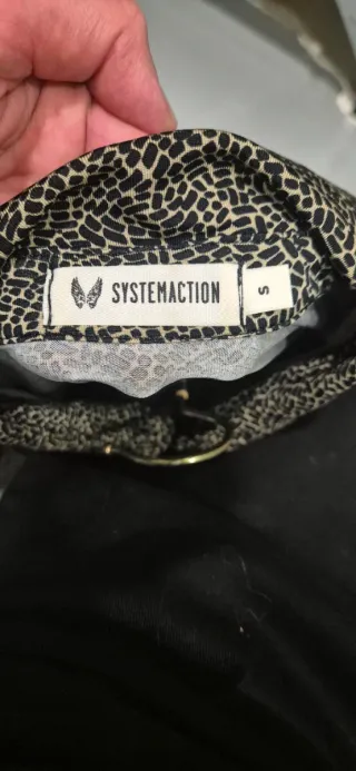 Camisa manga corta estampada beige y negra