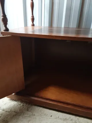 Mueble de madera maciza con cajones y puertas.