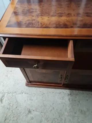 Mueble de madera maciza con cajones y puertas.