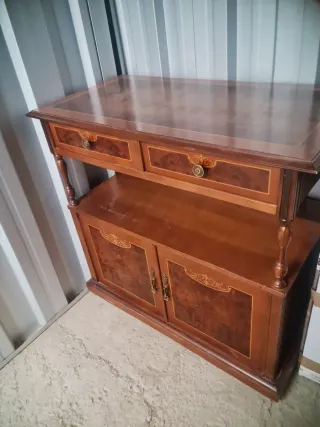 Mueble de madera maciza.