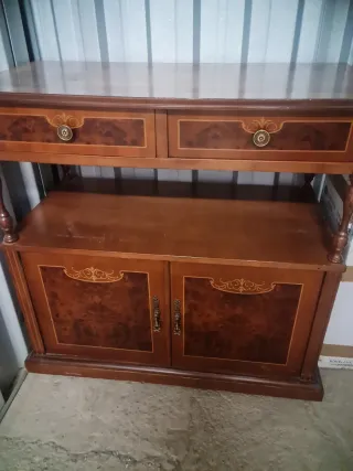 Mueble de madera maciza.