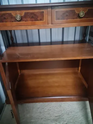 Mueble de madera maciza.