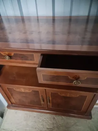 Mueble de madera maciza.