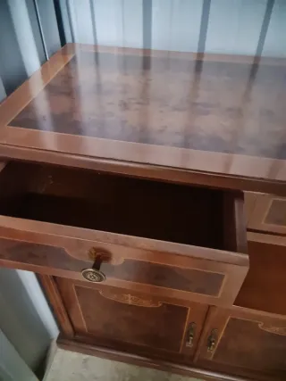 Mueble de madera maciza.