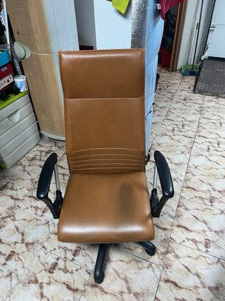 Silla de oficina de piel marrón