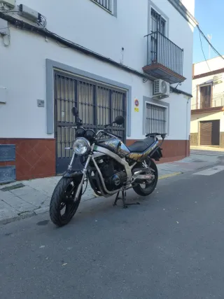 Suzuki GS500E Negra y Dorada