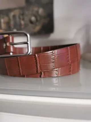 Cintura marrone effetto coccodrillo