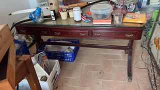 Escritorio de madera y cristal