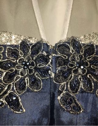 Vestido de fiesta largo plateado y azul.