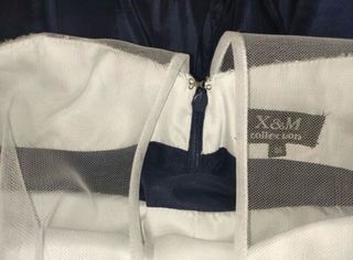 Vestido de fiesta largo plateado y azul.