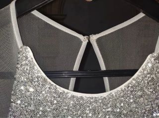 Vestido de fiesta largo plateado y azul.