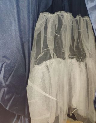 Vestido de fiesta largo plateado y azul.