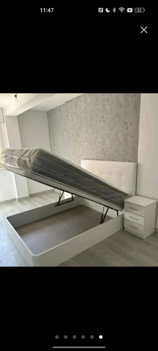 Canapé abatible y colchón blanco