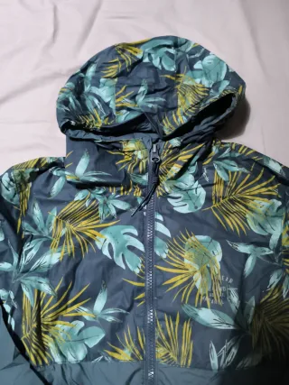 Chubasquero Pull and Bear estampado