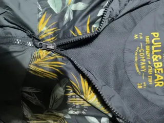 Chubasquero Pull and Bear estampado