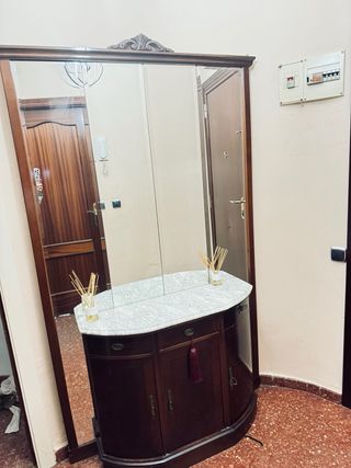 Mueble recibidor madera oscura y espejo