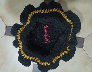 Cappello uncinetto unisex nero e oro