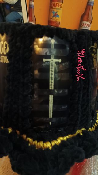 Cappello uncinetto unisex nero e oro