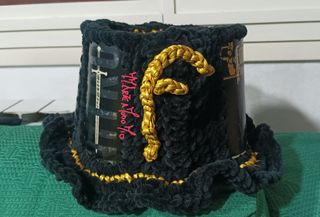 Cappello uncinetto unisex nero e oro