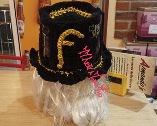 Cappello uncinetto unisex nero e oro