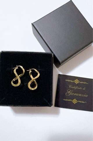 Orecchini a forma di infinito in oro 18kt 750