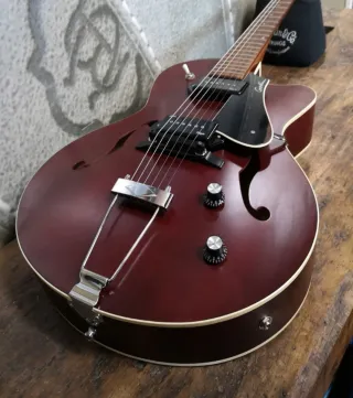 Godin 5th Av Kingpin II Burgundi. Estupendo Estado