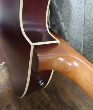 Godin 5th Av Kingpin II Burgundi. Estupendo Estado