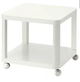Mesita TINGBY Ikea con ruedas. En buen estado.