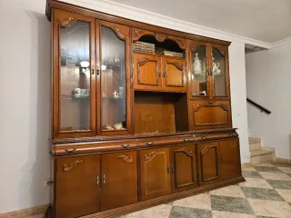 Mueble de salón de madera con vitrinas
