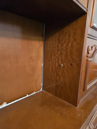 Mueble de salón de madera con vitrinas