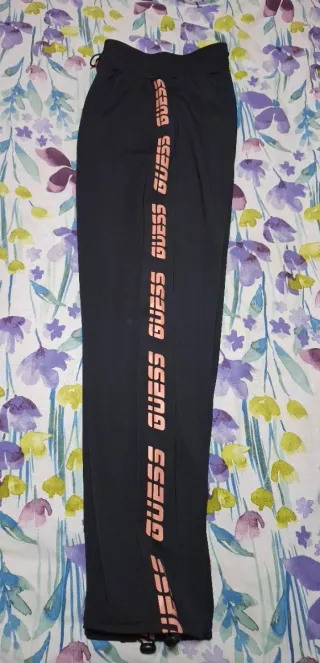 Pantalón chándal Guess negro con detalles rosa