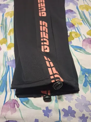 Pantalón chándal Guess negro con detalles rosa