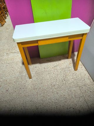 Mesa plegable blanca y madera