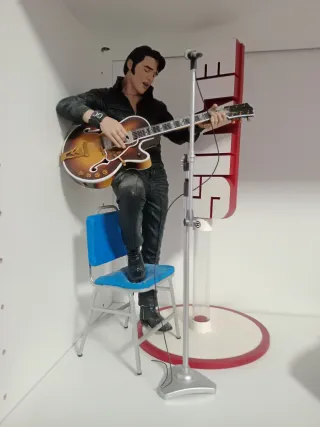 Figura grande Elvis Presley con Guitarra.