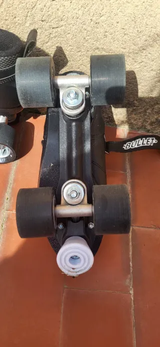 Pattini a rotelle neri